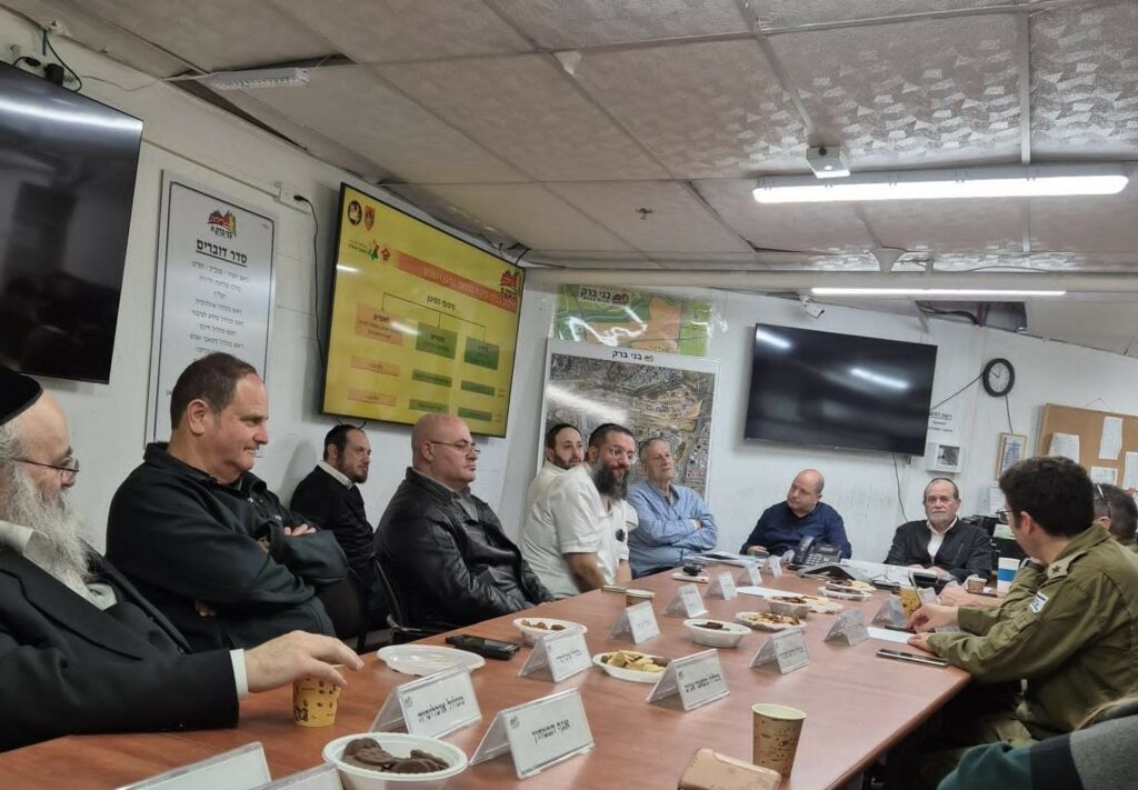בכירי העירייה עם נציגי פיקוד העורף