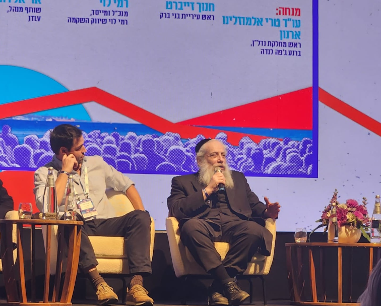 ראש העיר נואם בכנס באילת