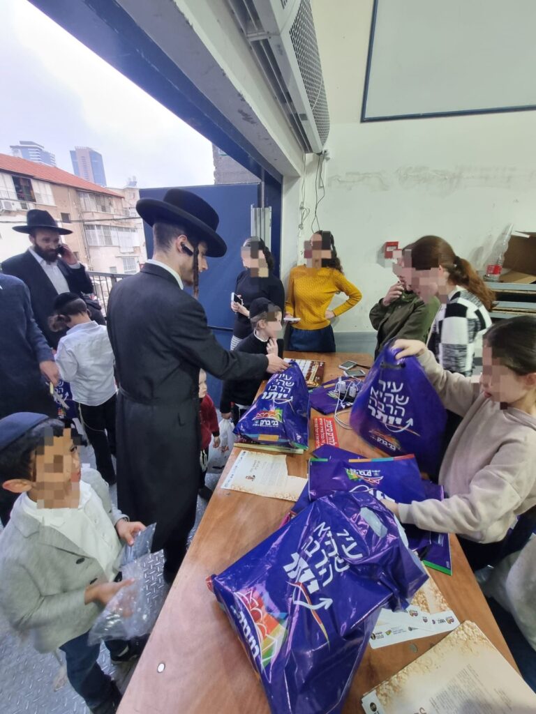 מוקד חלוקת ערכות הפנאי