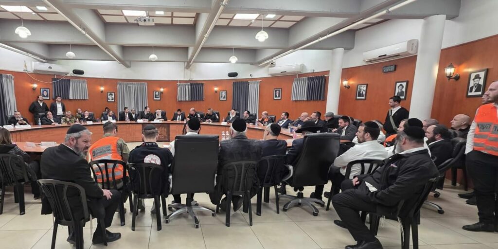 ישיבת הערכות למבצע שאגת הארי באולם המועצה